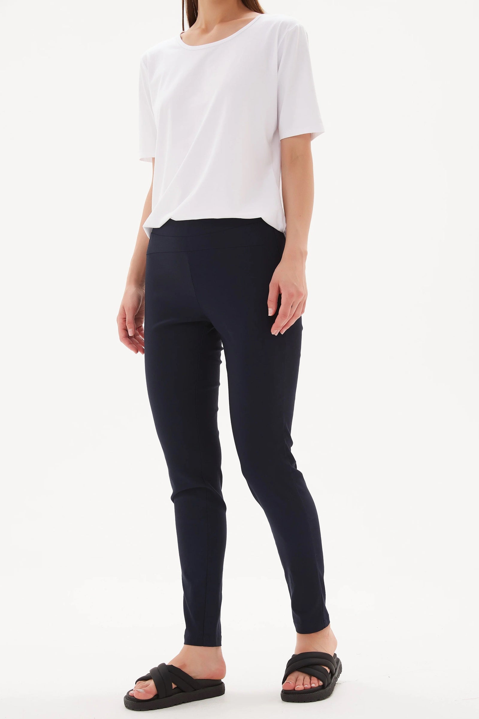 Tirelli's Ladies Straight Leg pants in Navy Blue.