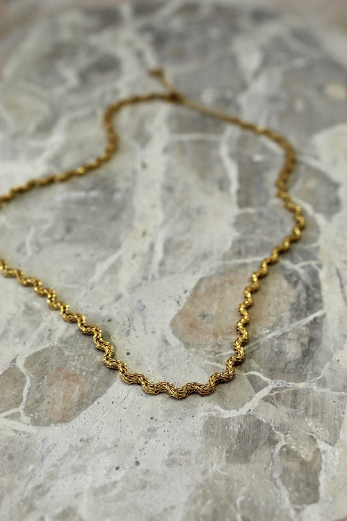 Viola Curve Chain Necklace