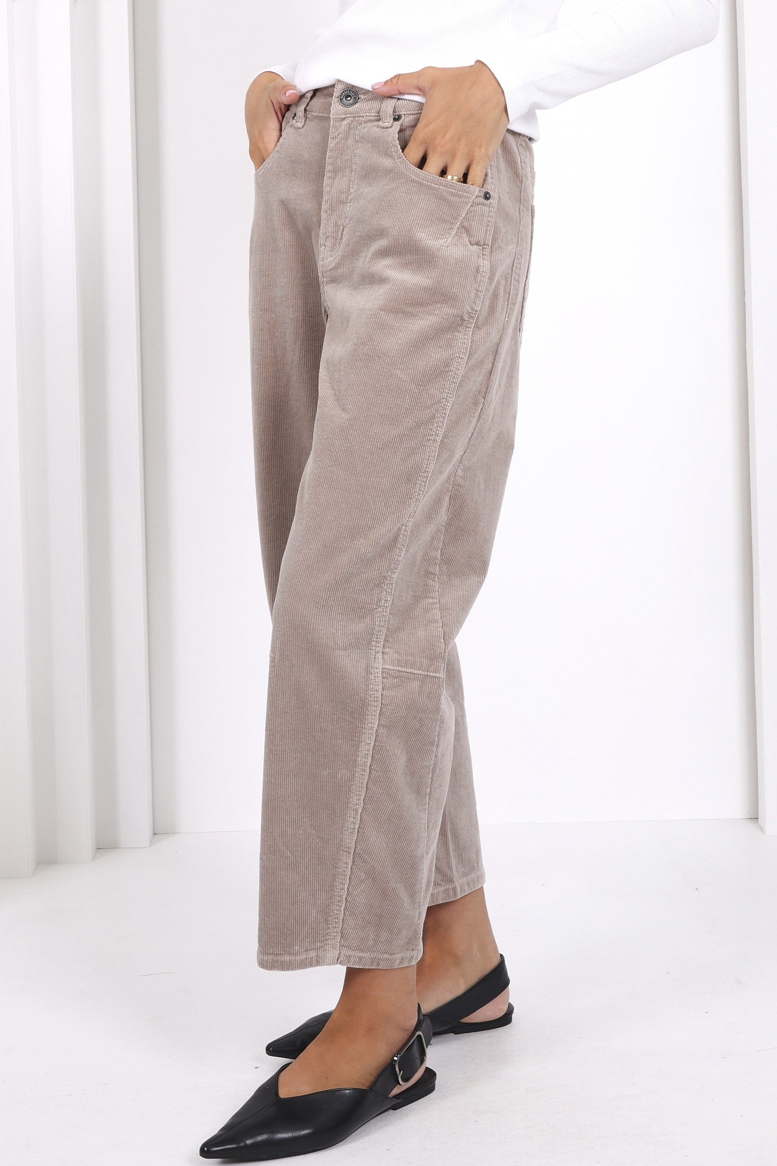 Toni Barrel Cord Jeans