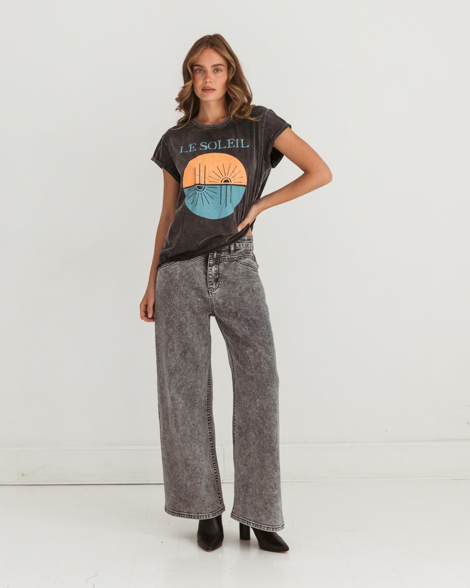 La Soleil Sun Motif T-shirt in vintage black from paper heart with short sleeves.