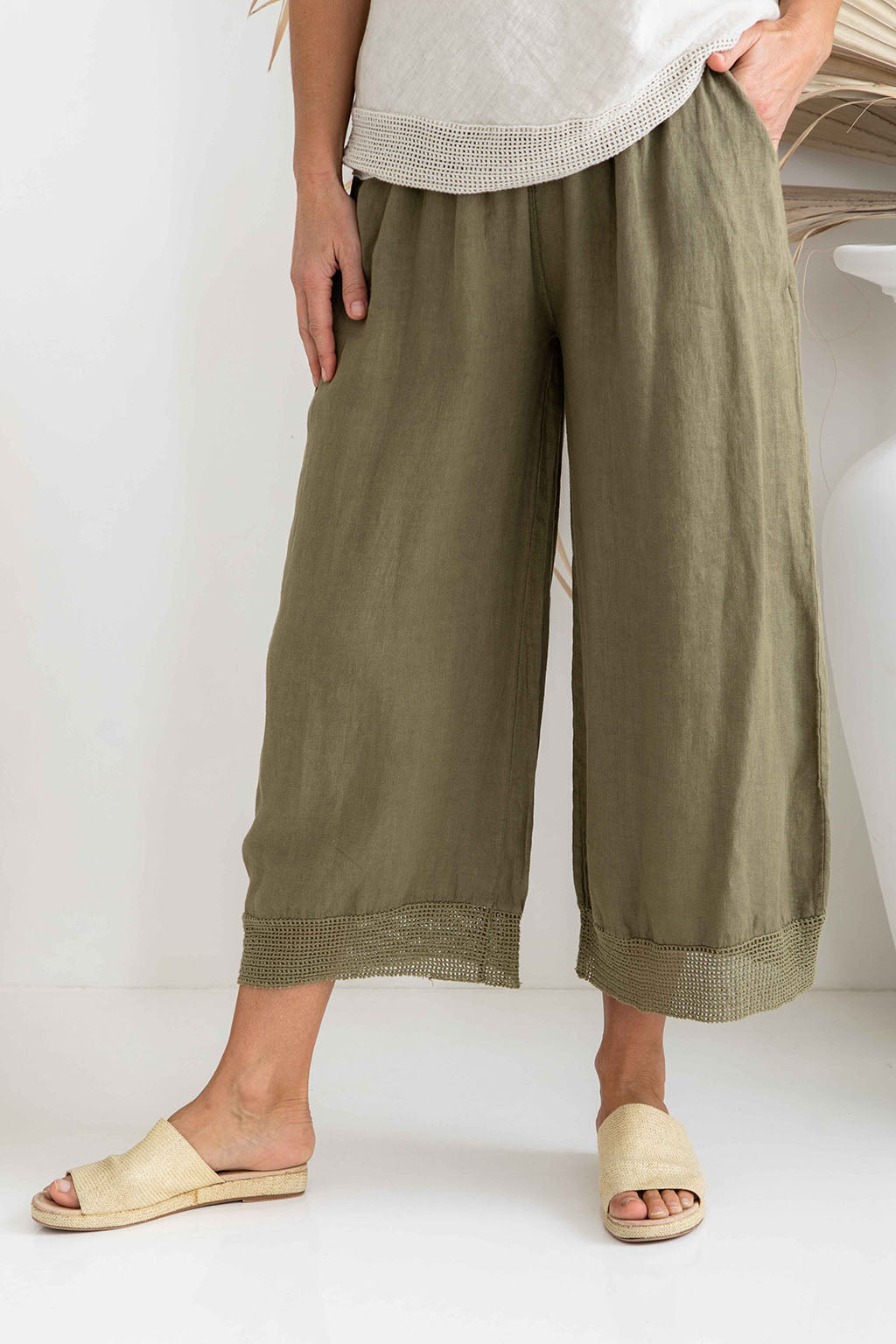 Ladies pineta slate / khaki linen pants with open weave hem by The Italian Cartel.